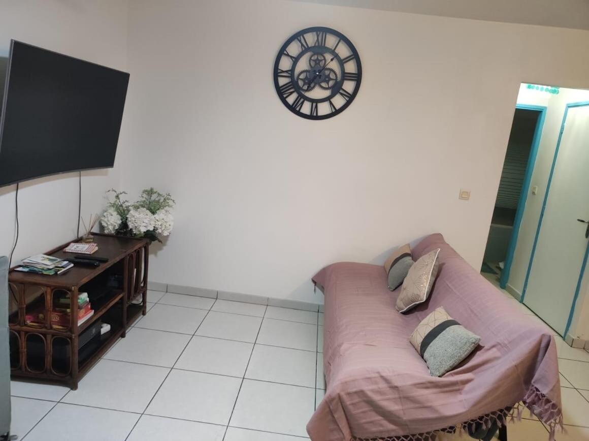 Charmant Appt Proche De Toutes Commodites La Possession Exterior photo